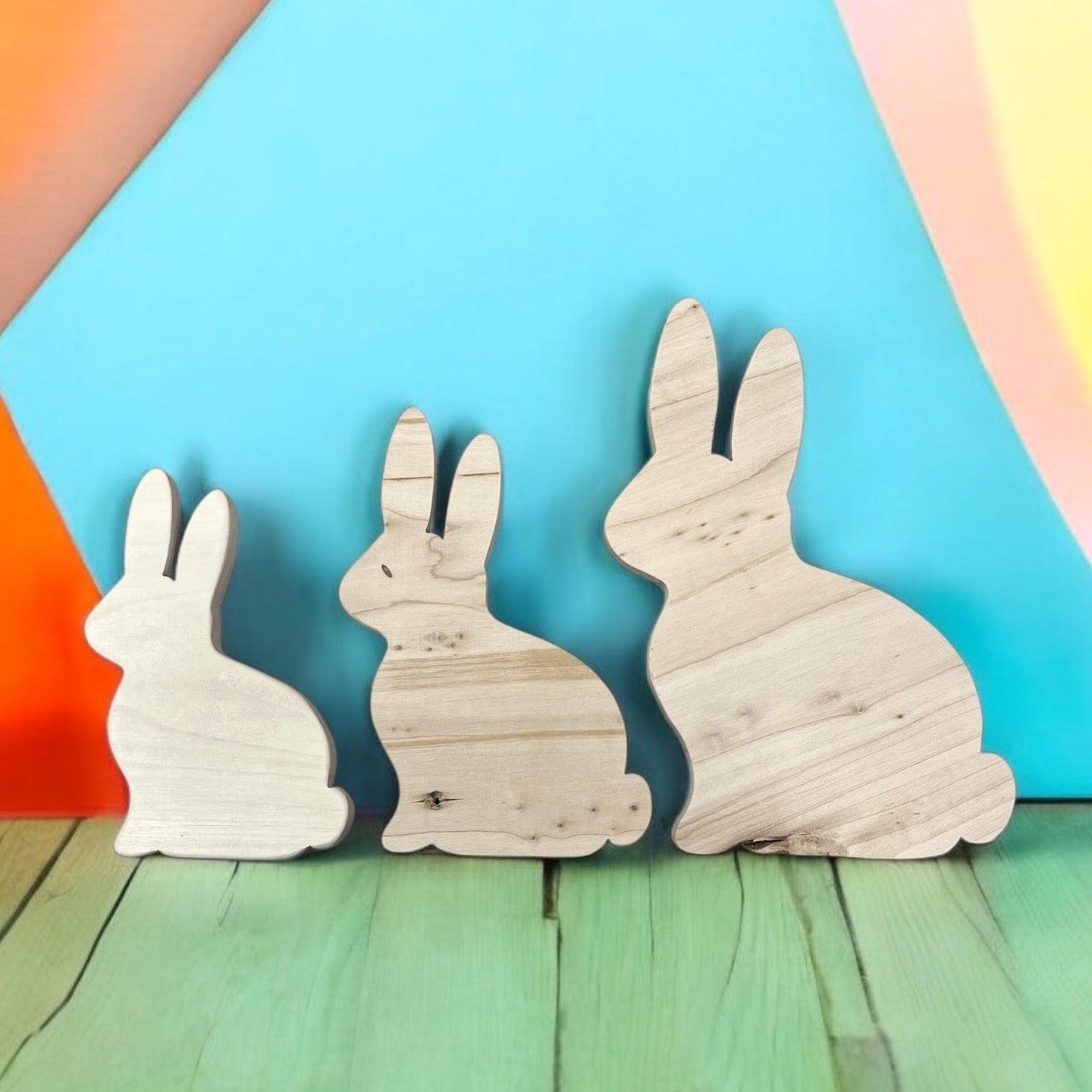 LAPINS ASSIS EN BOIS DÉCORATIFS